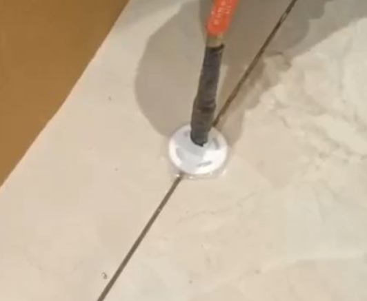 康马瓷砖空鼓维修公司专业解答瓷砖在铺贴过程中，如果没有涂抹均匀到位的粘结材料（如水泥砂浆或瓷砖胶），可能会导致以下问题