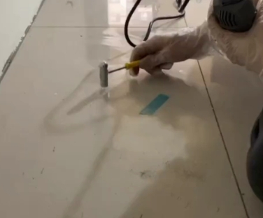 康马瓷砖开裂维修公司专业分享瓷砖在铺贴前如果没有沥干水分，将会导致以下问题